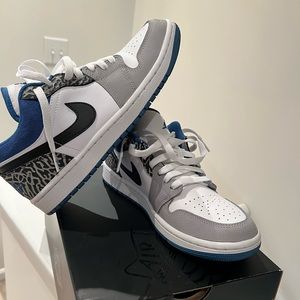 Jordan 1 low SE / Marina blue black / DM1199